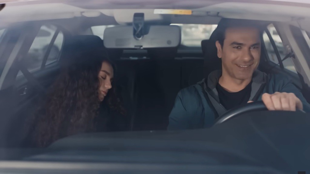 Nedim prowadzi samochód i uśmiecha się szaleńczo. Na fotelu pasażera znajduje się nieprzytomna Nana.