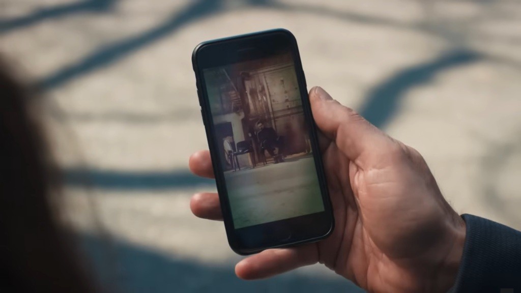 Zbliżenie na ekran telefonu Nedima.