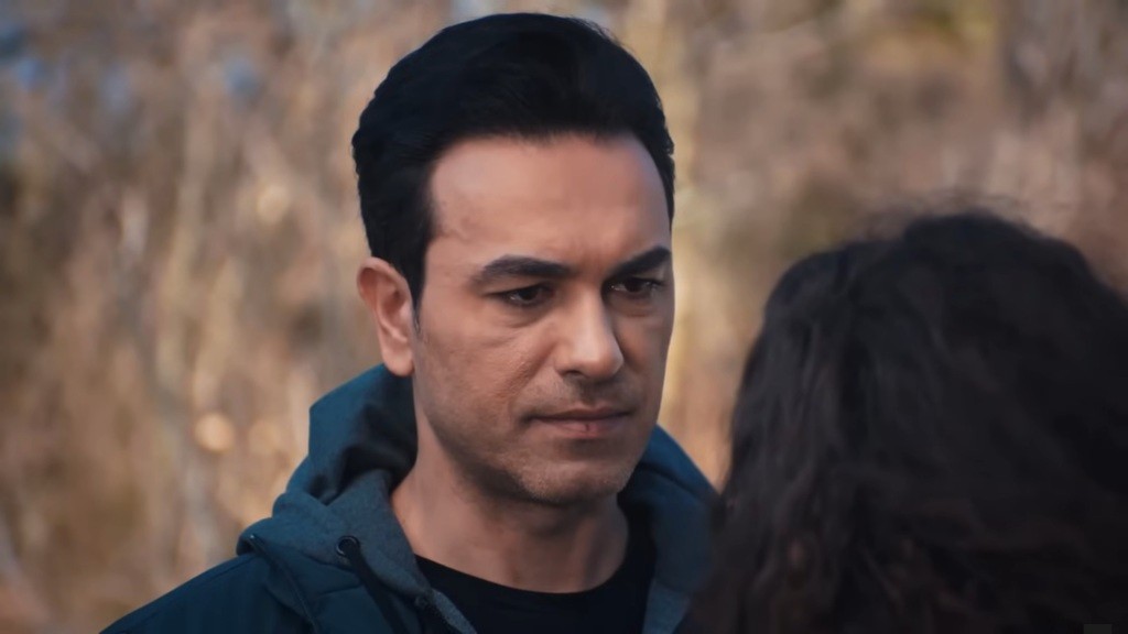 Nedim stoi przed Naną i patrzą na nią.