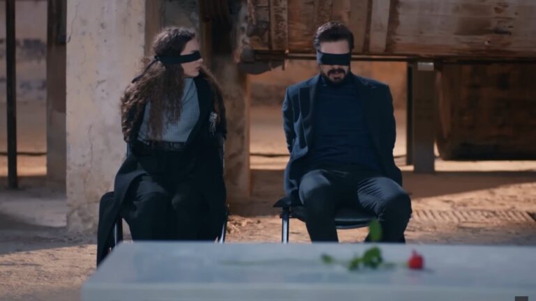 Nana i Yaman w magazynie. Oboje mają przewiązane oczy.