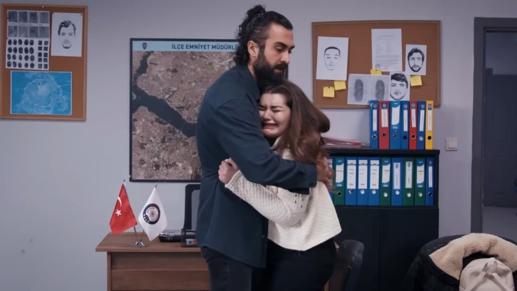 Ferit obejmuje zrozpaczoną Nese.