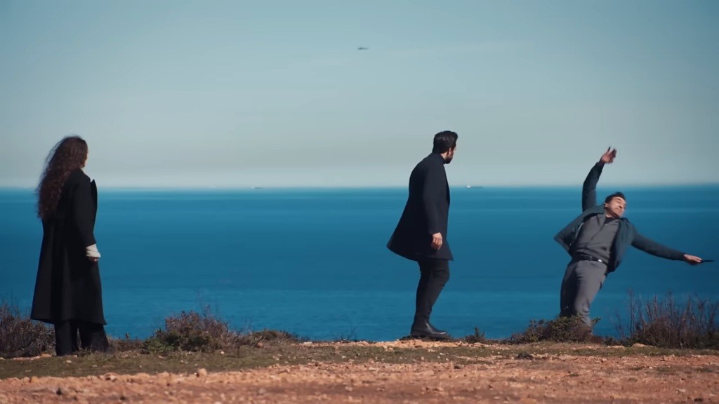 Nedim traci równowagę i spada w przepaść.