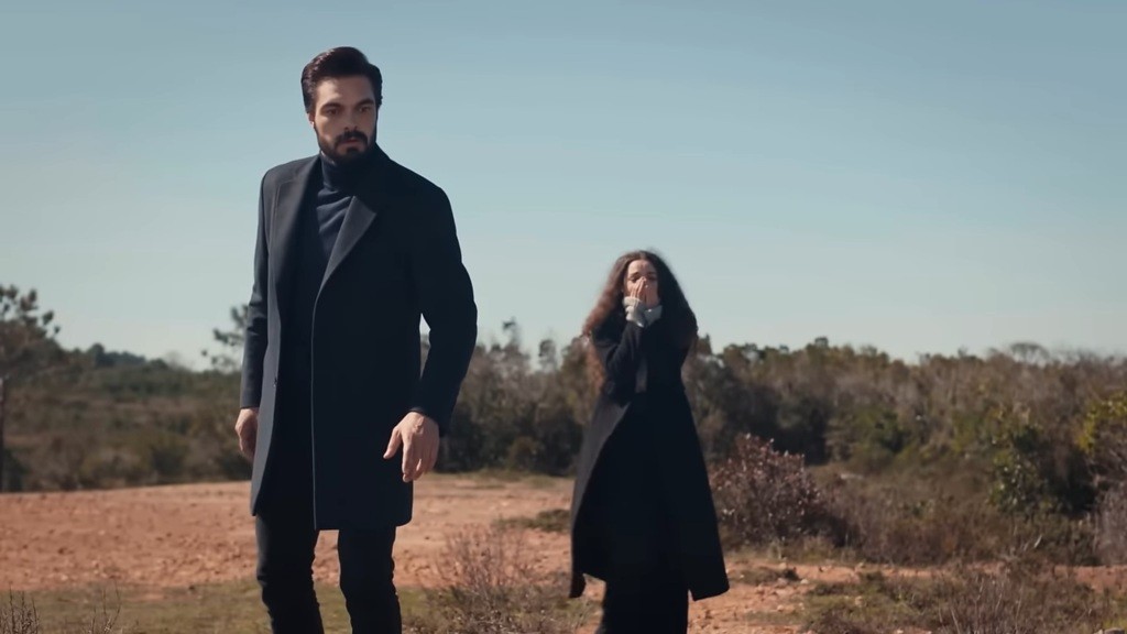 Yaman i Nana patrzą w stronę przepaści.