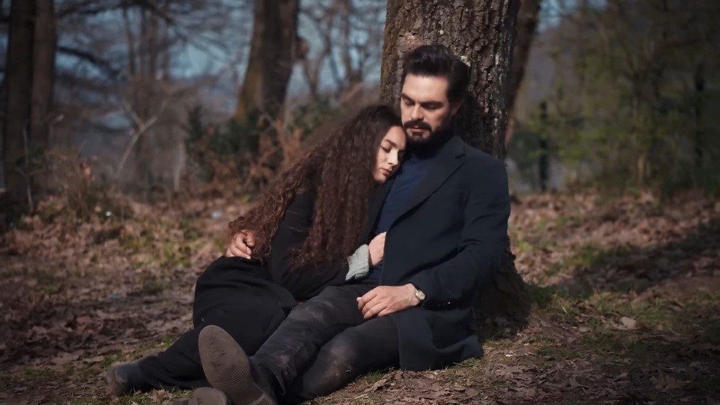 Nana zasnęła z głową położoną na torsie Yamana.