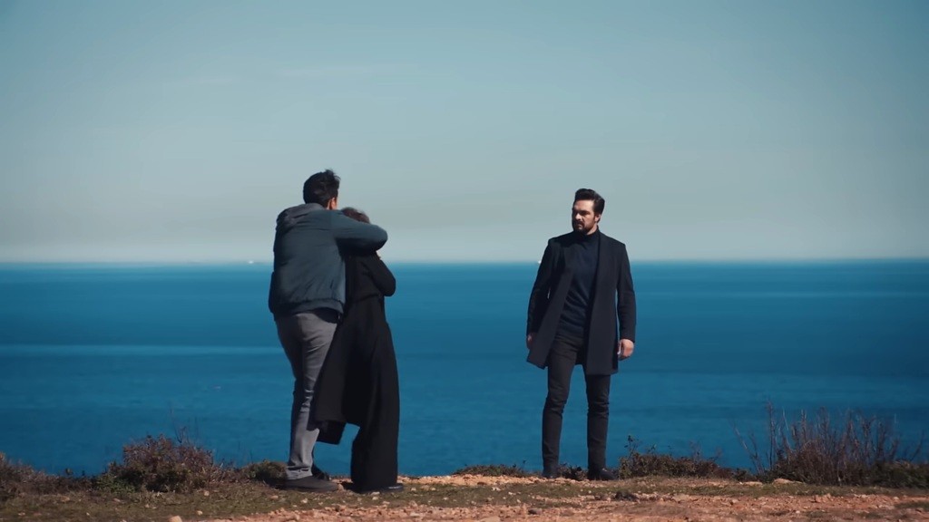 Scena nad klifem. Nedim zmusza Yaman do stanięcia na krawędzi, trzymając Nanę.