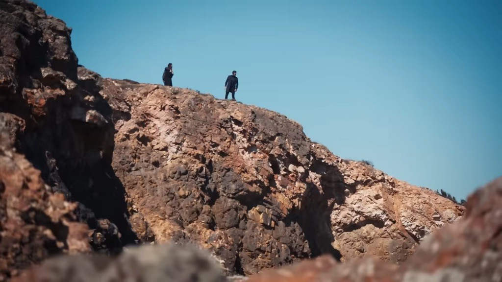 Klif, na którym widać sylwetki Yamana, Nany i Nedima.