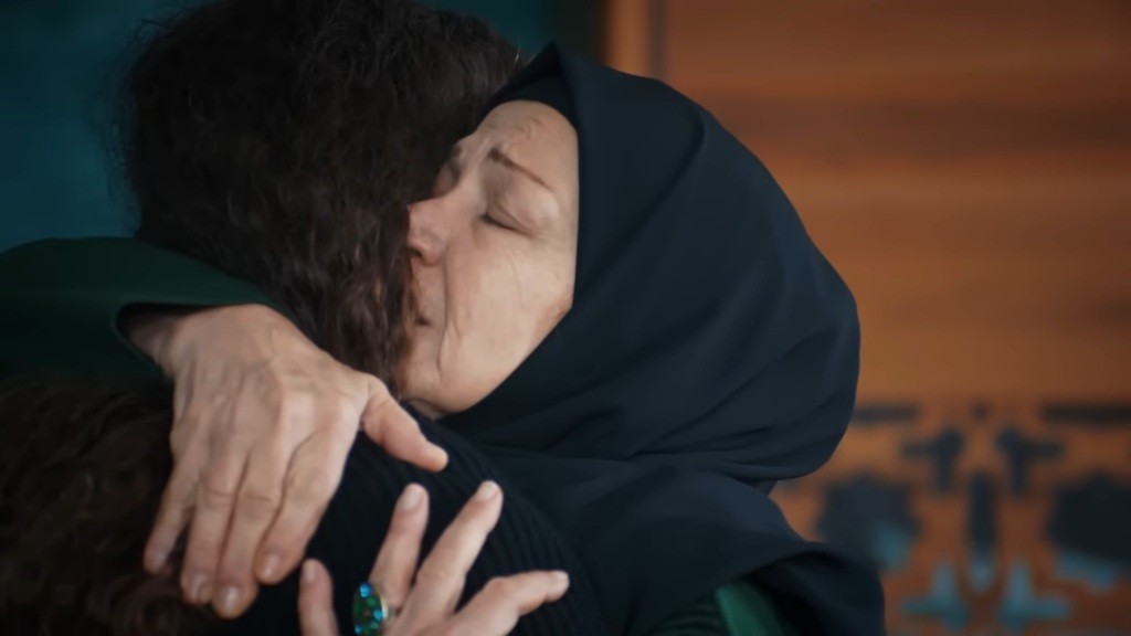 Akca przytula Nanę, będąc jej niezmiernie wdzięczna.