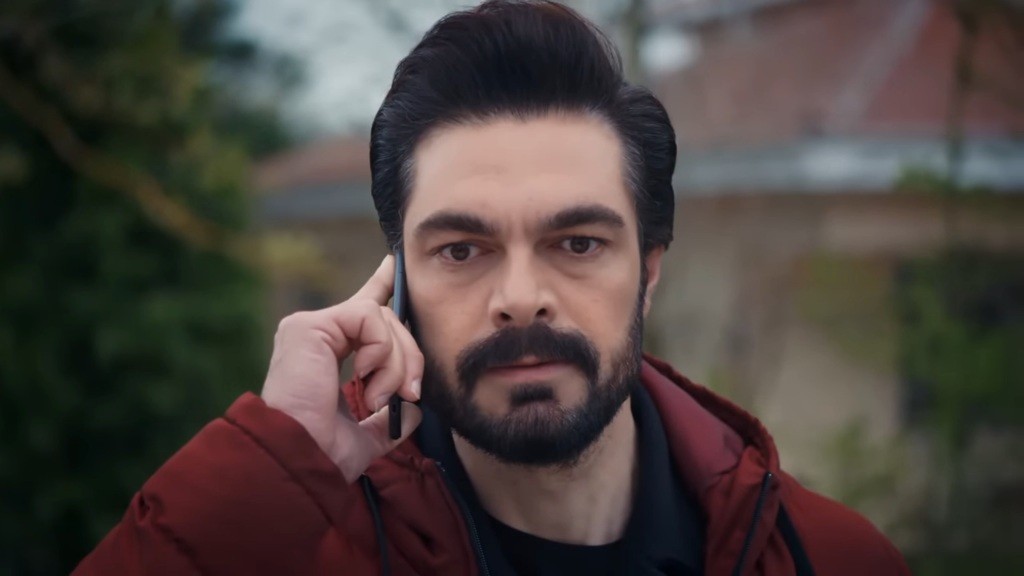 Yaman trzyma telefon przy policzku.