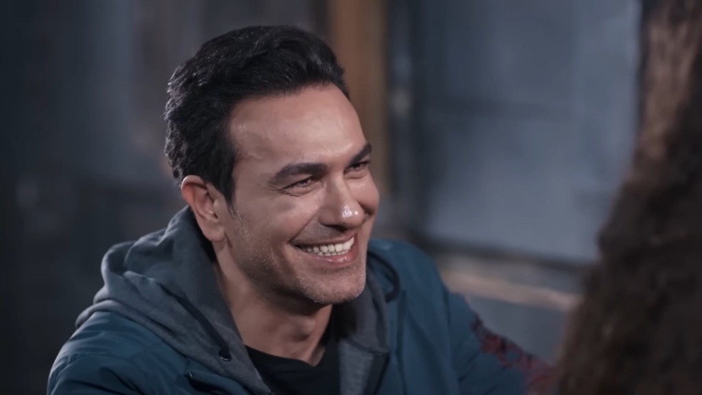 Nedim śmieje się obłąkańczo.