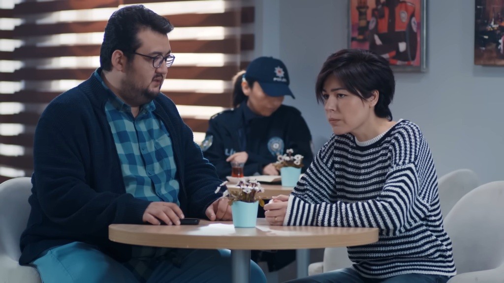 Ibo i Kara w stołówce.