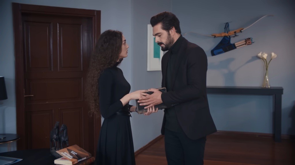 Yaman zamyka książkę, którą trzyma Nana.