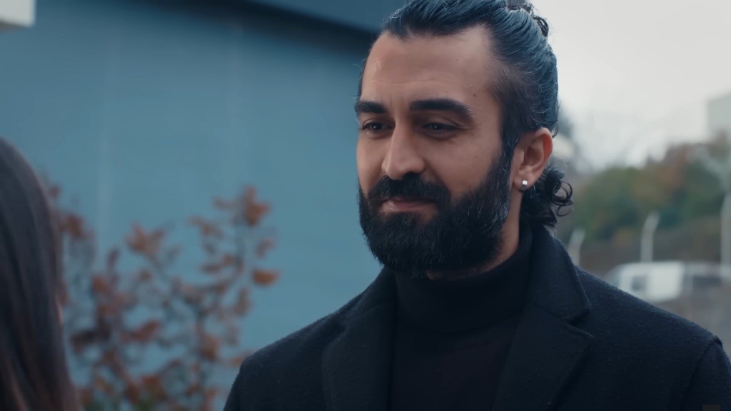 Ferit uśmiecha się delikatnie.