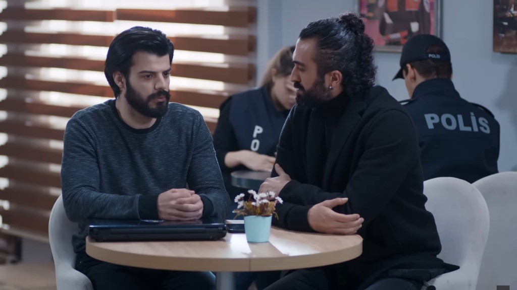 Volkan i Ferit siedzą przy stoliku w stołówce.