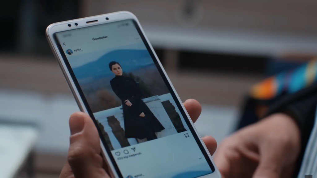 Zdjęcie Aynur na telefonie Idrisa.