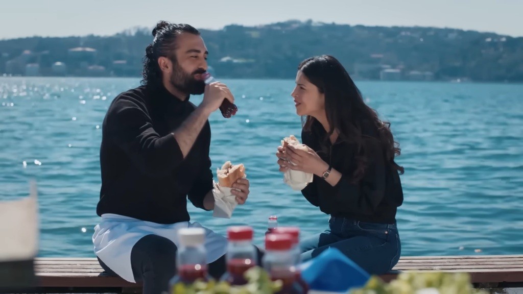 Ferit i Ayse na wybrzeżu.