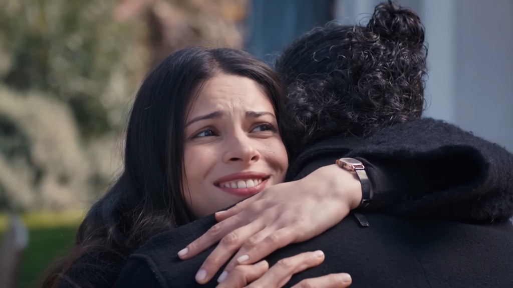 Ayse obejmuje Ferita.