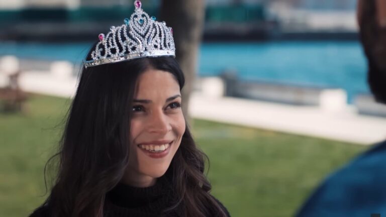 Ayse w tiarze królowej.