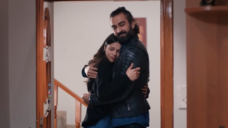 Ayse i Ferit obejmują się.