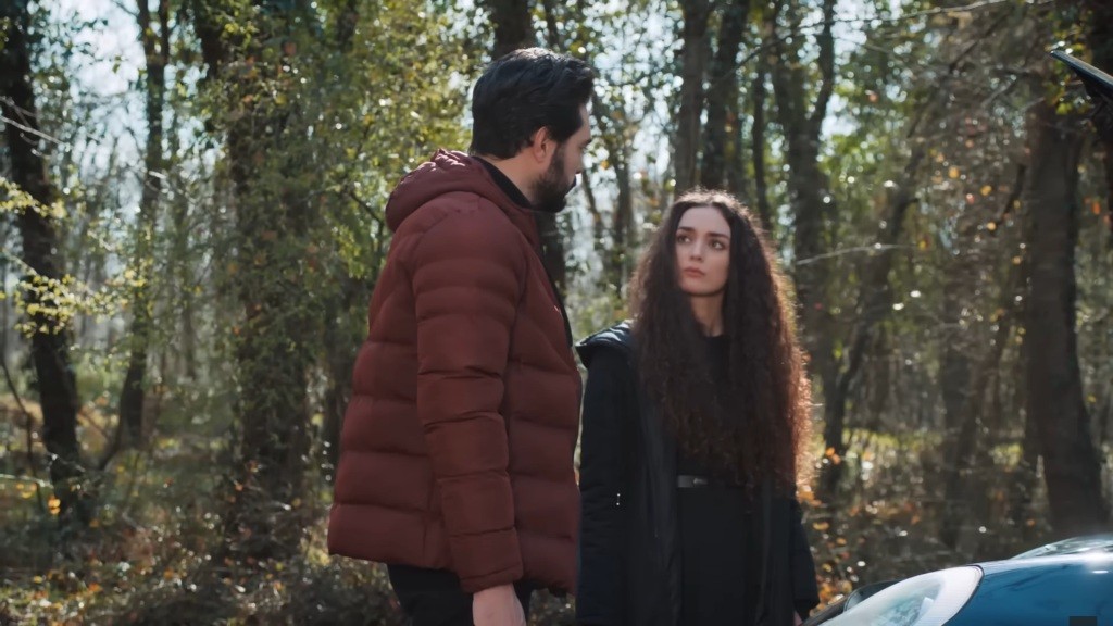 Nana i Yaman stoją przed maską samochodu. Nana odkryła oszustwo Yamana.