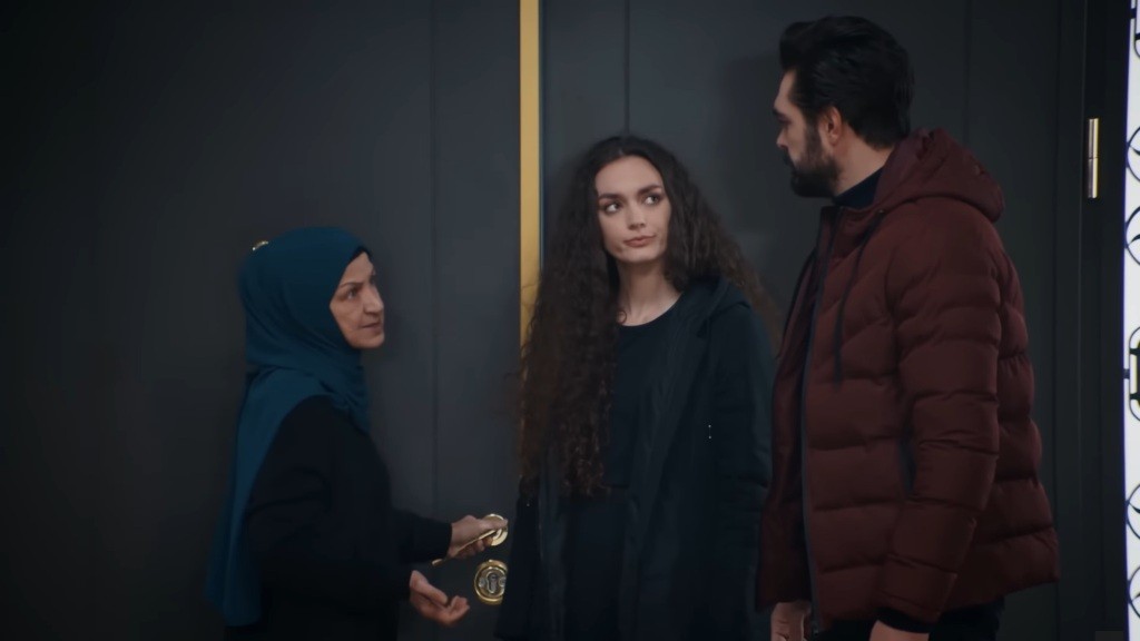 Akca, Nana i Yaman w przedpokoju rezydencji.