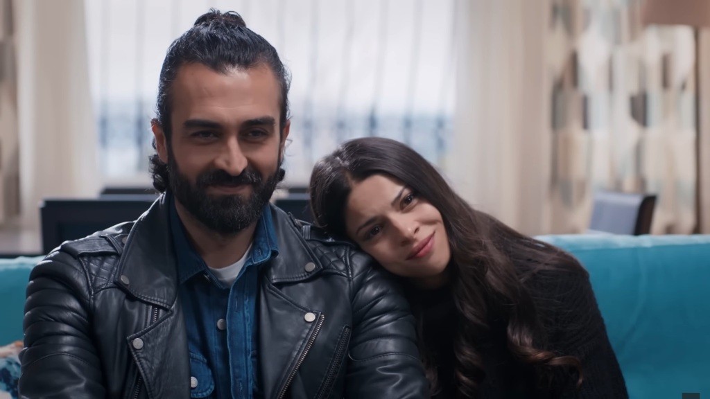 Ayse opiera głowę na ramieniu Ferita. Oboje są szczęśliwi.