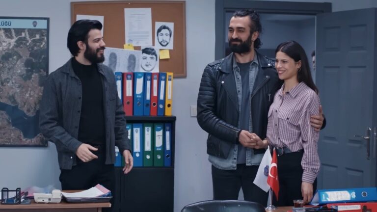 Ayse i Ferit ogłaszają swój ślub. Volkan stoi obok nich i cieszy się ich szczęściem.