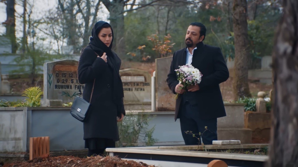 Spotkanie Aynur i Idrisa na cmentarzu.