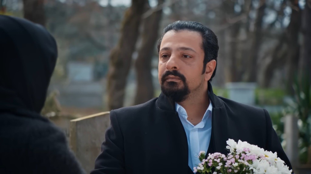 Idris podaje Aynur rękę, przedstawiając się.