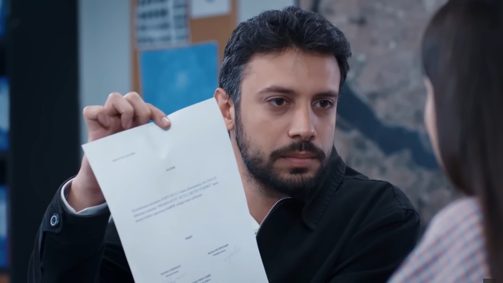 Koray pokazuje Ayse dowód na to, że Ferit nie jest śmiertelnie chory.