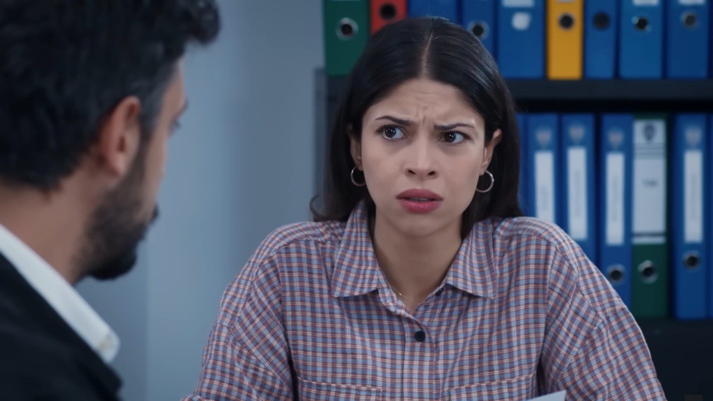 Ayse jest zdruzgotana po zapoznaniu się z dowodem.