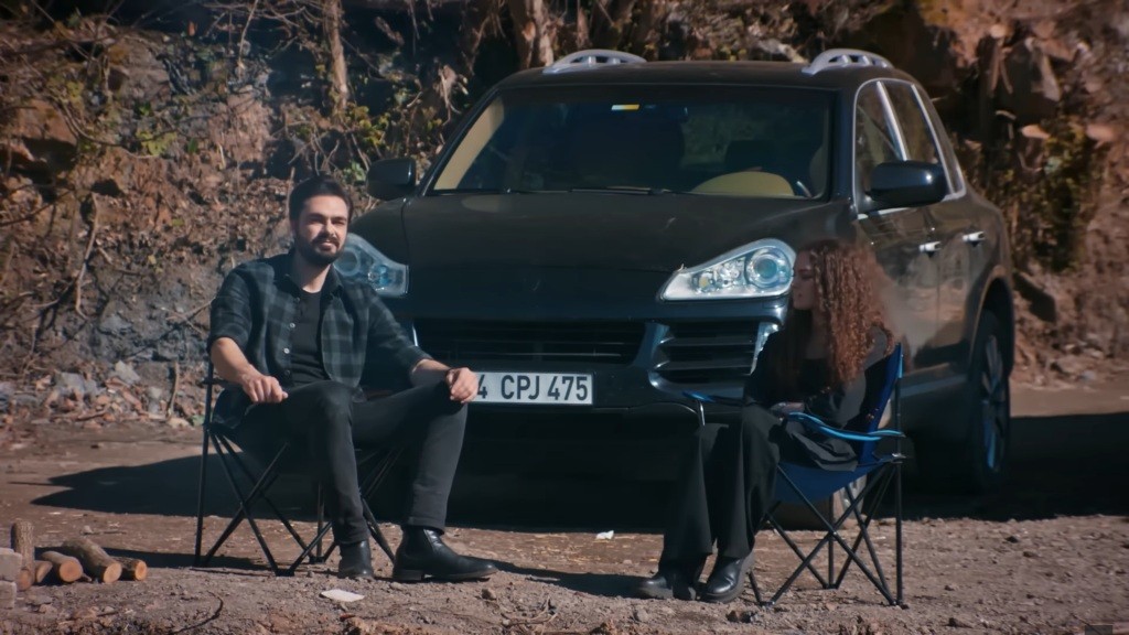 Nana i Yaman w odosobnionym miejscu.