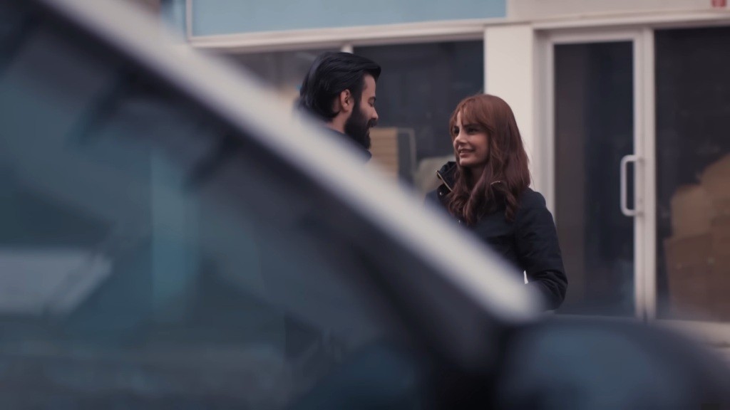 Volkan i Nilay z perspektywy ukrywającej się za samochodem Nese.