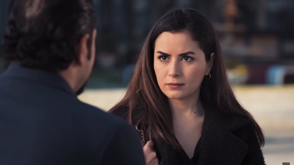 Aynur patrzy z zainteresowaniem na Idrisa.