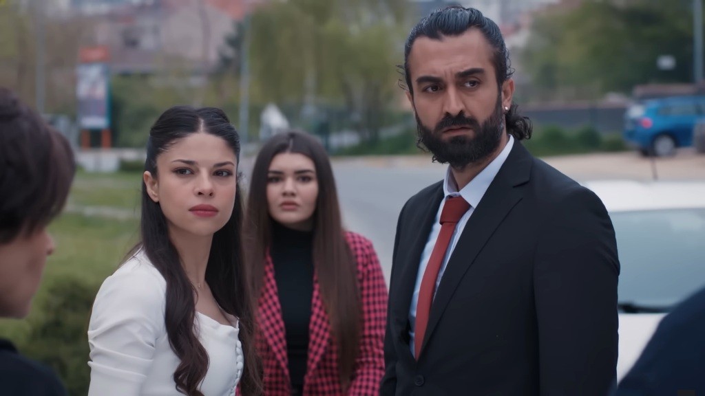 Ferit i Ayse kierują zaskoczone spojrzenia. Za nimi znajduje się Nese.