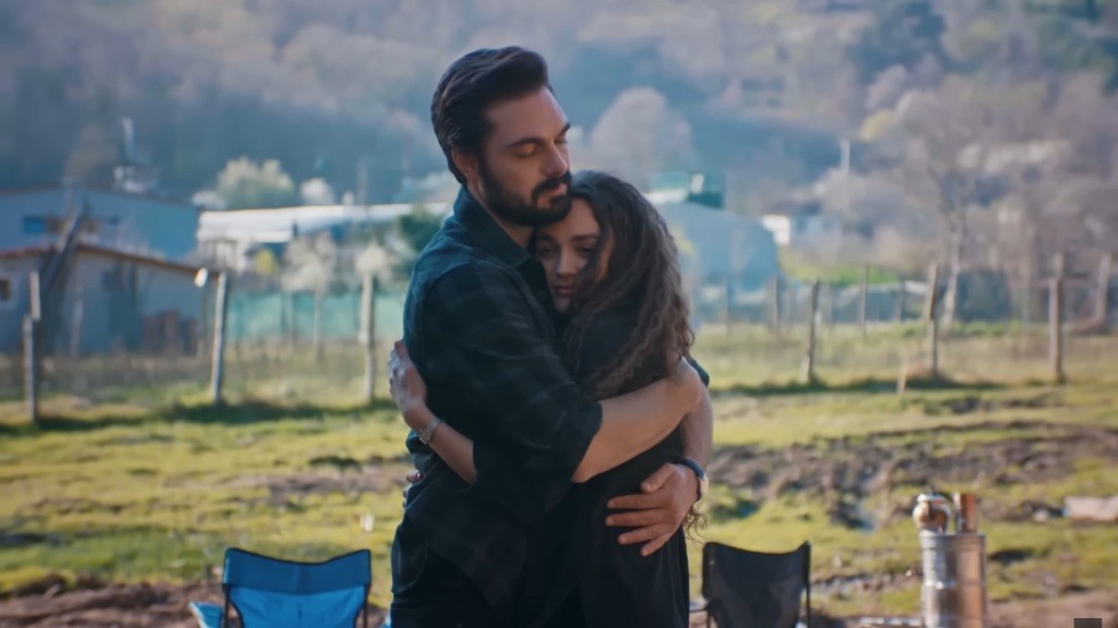 Yaman przytula Nanę.