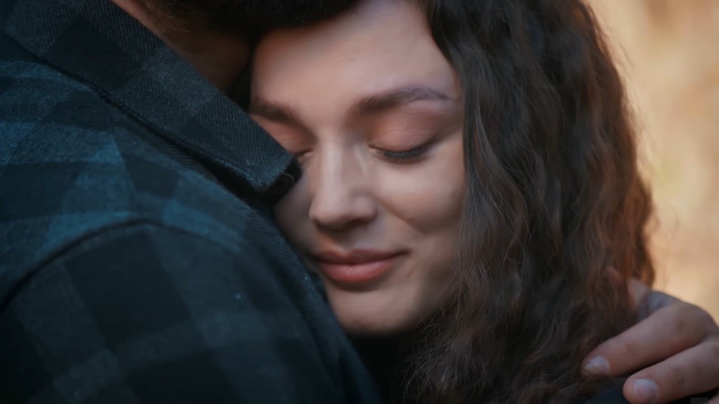 Zbliżenie na twarz Nany tulącej się do Yamana.