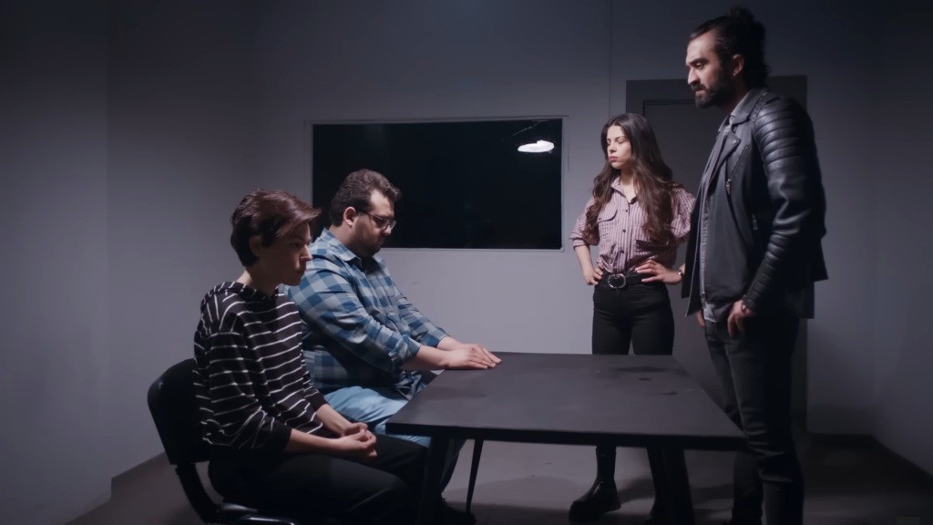 Ferit i Ayse przesłuchują Ibrahima i Karę w pokoju przesłuchań.