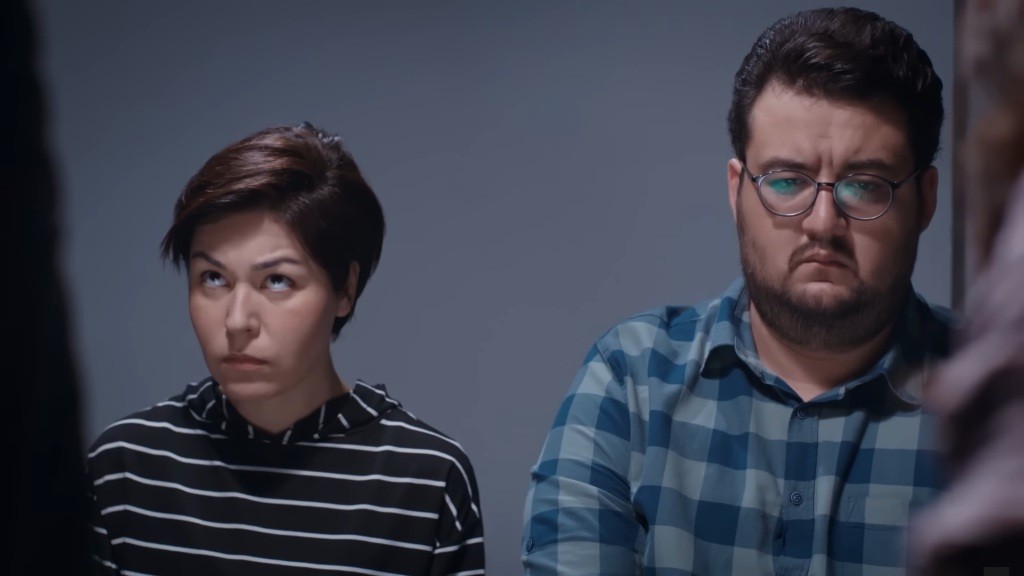 Ibo i Kara podczas przesłuchania.