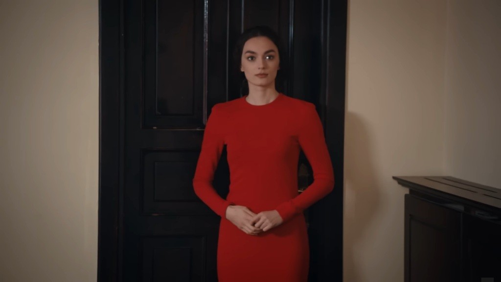 Nana w czerwonej sukni z rękawem.