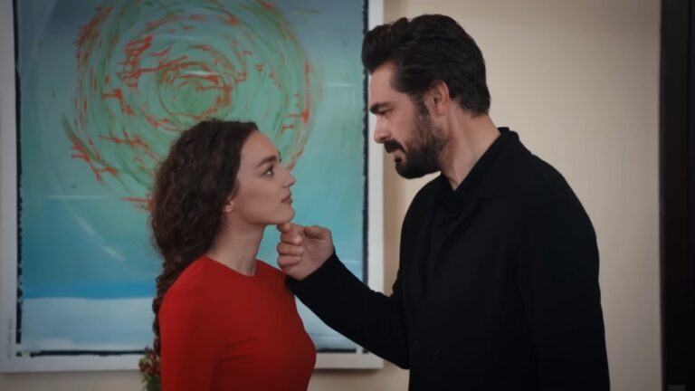 Yaman unosi podbródek Nany, z fascynacją wpatrując się jej w oczy.