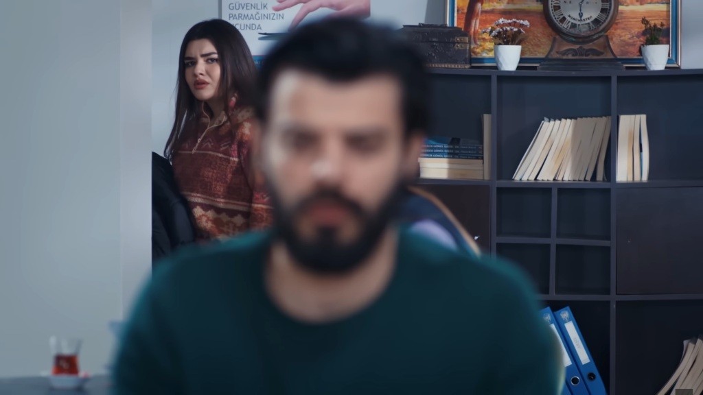 Nese zatrzymała się przy wyjściu ze stołówki i patrzy na siedzącego przy stoliku Volkana.