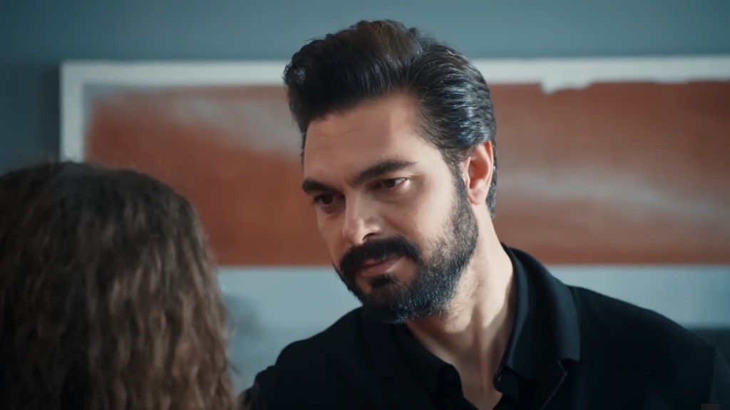 Yaman patrzy na Nanę z czułością.