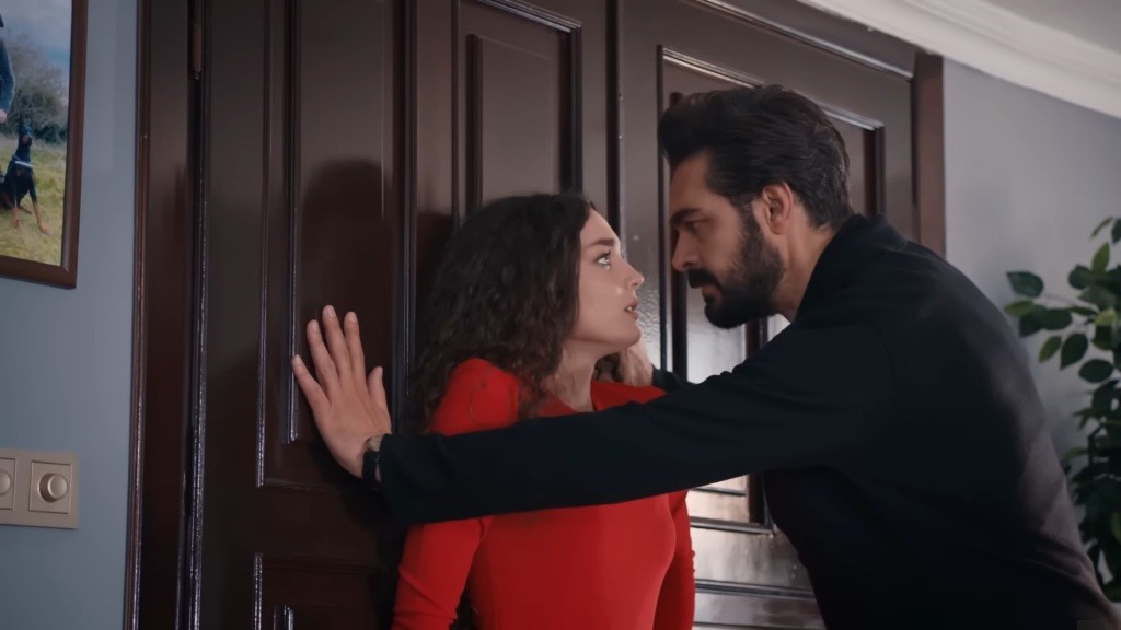 Nana opiera się o drzwi. Yaman blokuje jej drogę ucieczki.