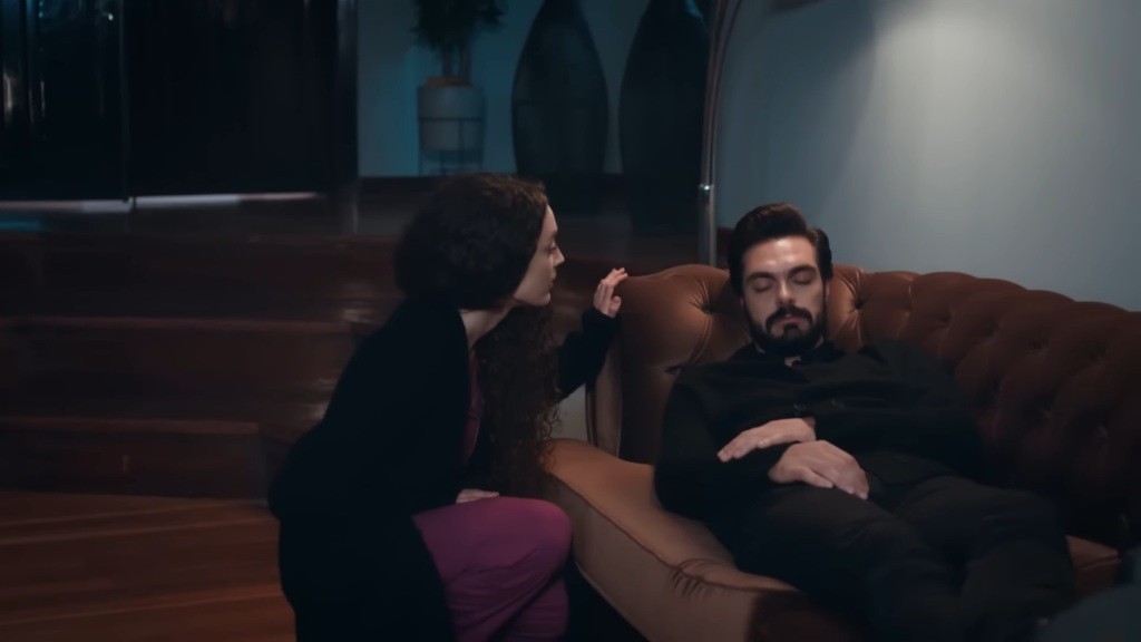 Nana kuca przy kanapie, na której śpi Yaman.