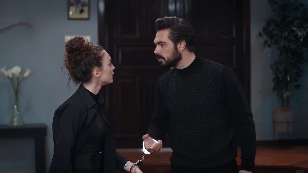 Yaman skuwa siebie i Nanę kajdankami.