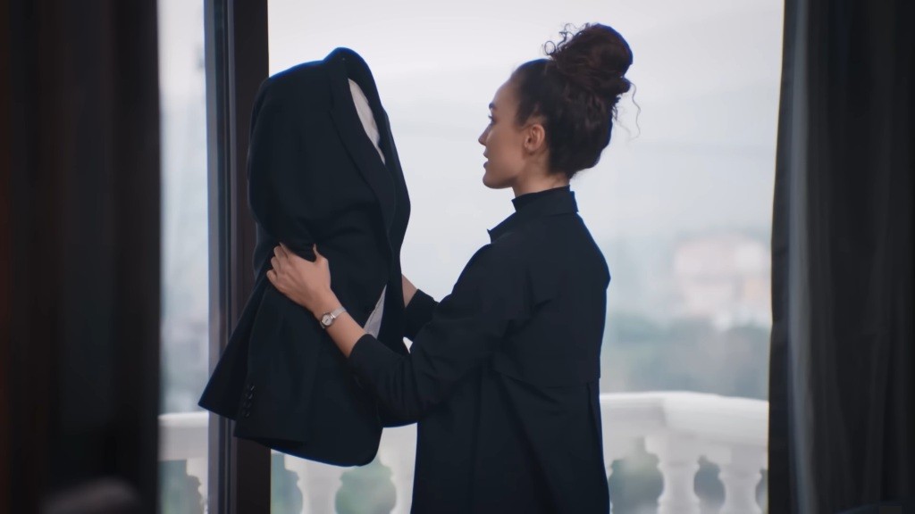 Nana trzyma w rękach marynarkę Yamana, udając, że z nim rozmawia.