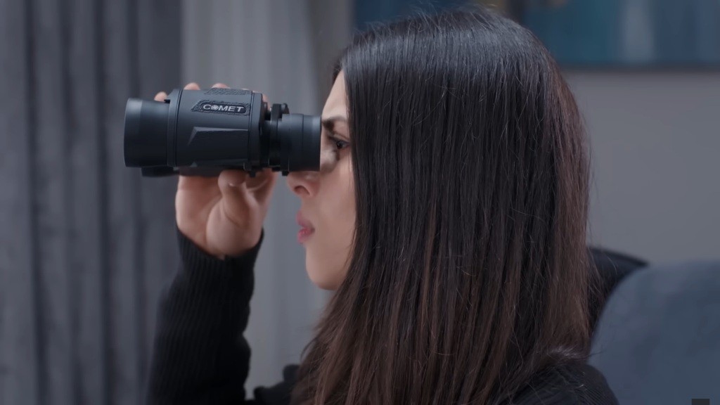 Ayse dokonuje obserwacji przez lornetkę.