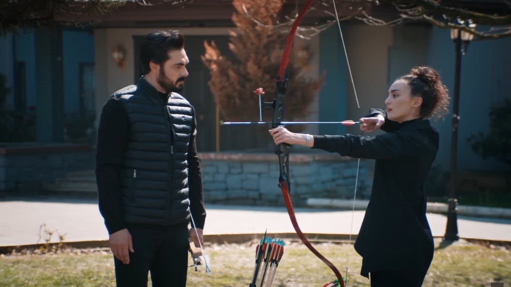 Nana napina cięciwę łuku, niebezpiecznie kierując go w stronę Yamana.