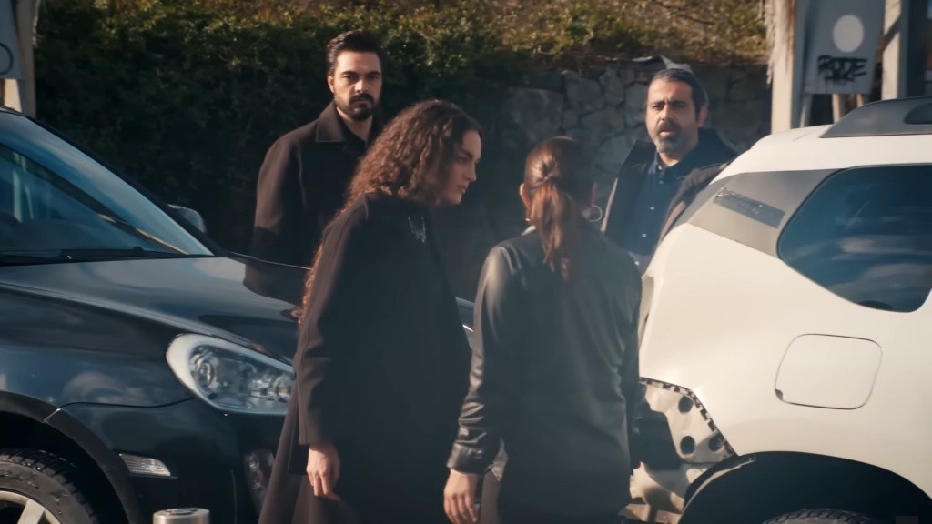 Kłótnia na drodze, w której biorą udział Yaman i Nana.