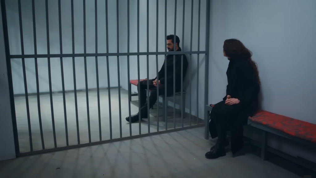 Yaman i Nana siedzą na ławkach w sąsiednich celach.